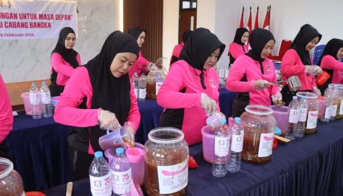 Bhayangkari Cabang Bangka Panen Eco Enzyme