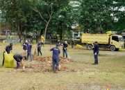 Gotong Royong Bersihkan Taman Sari