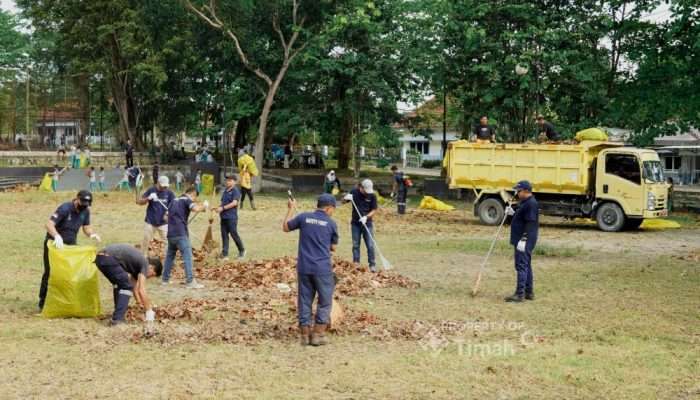 Gotong Royong Bersihkan Taman Sari