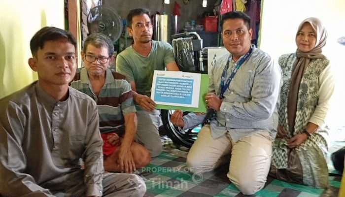 Warga Teluk Radang Dibantu Kursi Roda