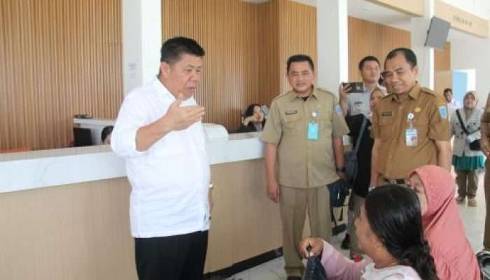 Hidayat Tinjau Pelayanan di Samsat Belitung