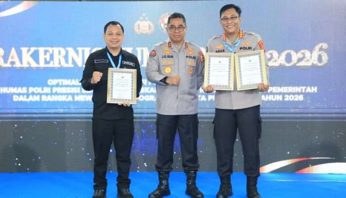 Terima 3 Piagam Penghargaan
