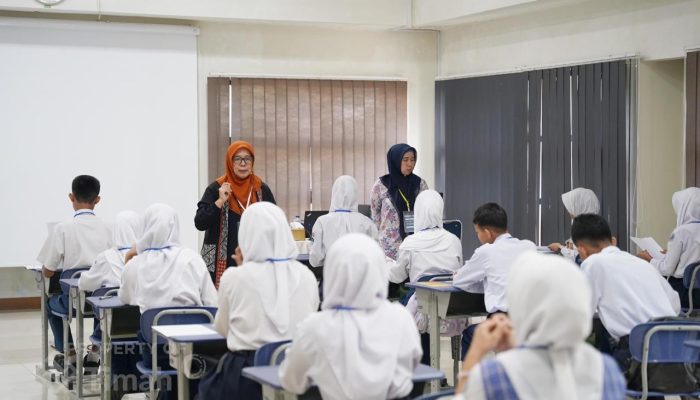 Orang Tua Antarkan Anaknya Ikuti Seleksi