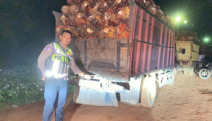 Bahaya Berkendara Terlalu Dekat dengan Truk