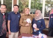 Bergantian Mendatangi Stand Layanan Kesehatan Gratis
