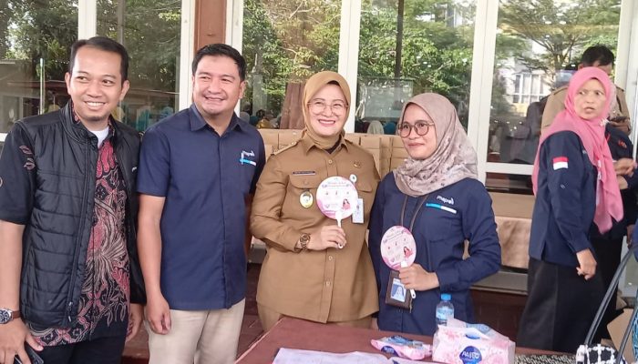 Bergantian Mendatangi Stand Layanan Kesehatan Gratis