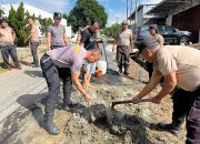 Kapolres Bangka Barat Ikut Aduk Semen