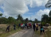 Gotong Royong Perbaiki Jalan Rusak
