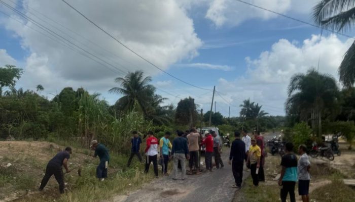 Gotong Royong Perbaiki Jalan Rusak