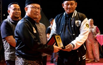 Algafry Terima Cinderamata dari Pendekar Temasek Singapura