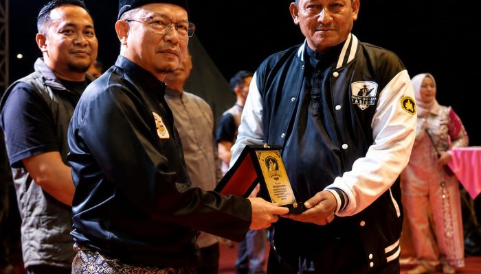 Algafry Terima Cinderamata dari Pendekar Temasek Singapura