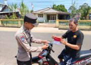 Bagikan Ratusan Bendera Merah Putih
