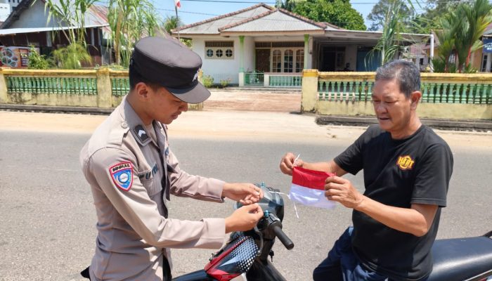 Bagikan Ratusan Bendera Merah Putih