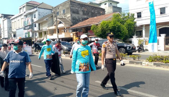 Bupati Turun Pungut Sampah Sisa Karnaval