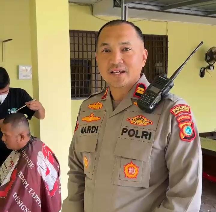 Personel Polsek Koba Kompak Pangkas Rambut