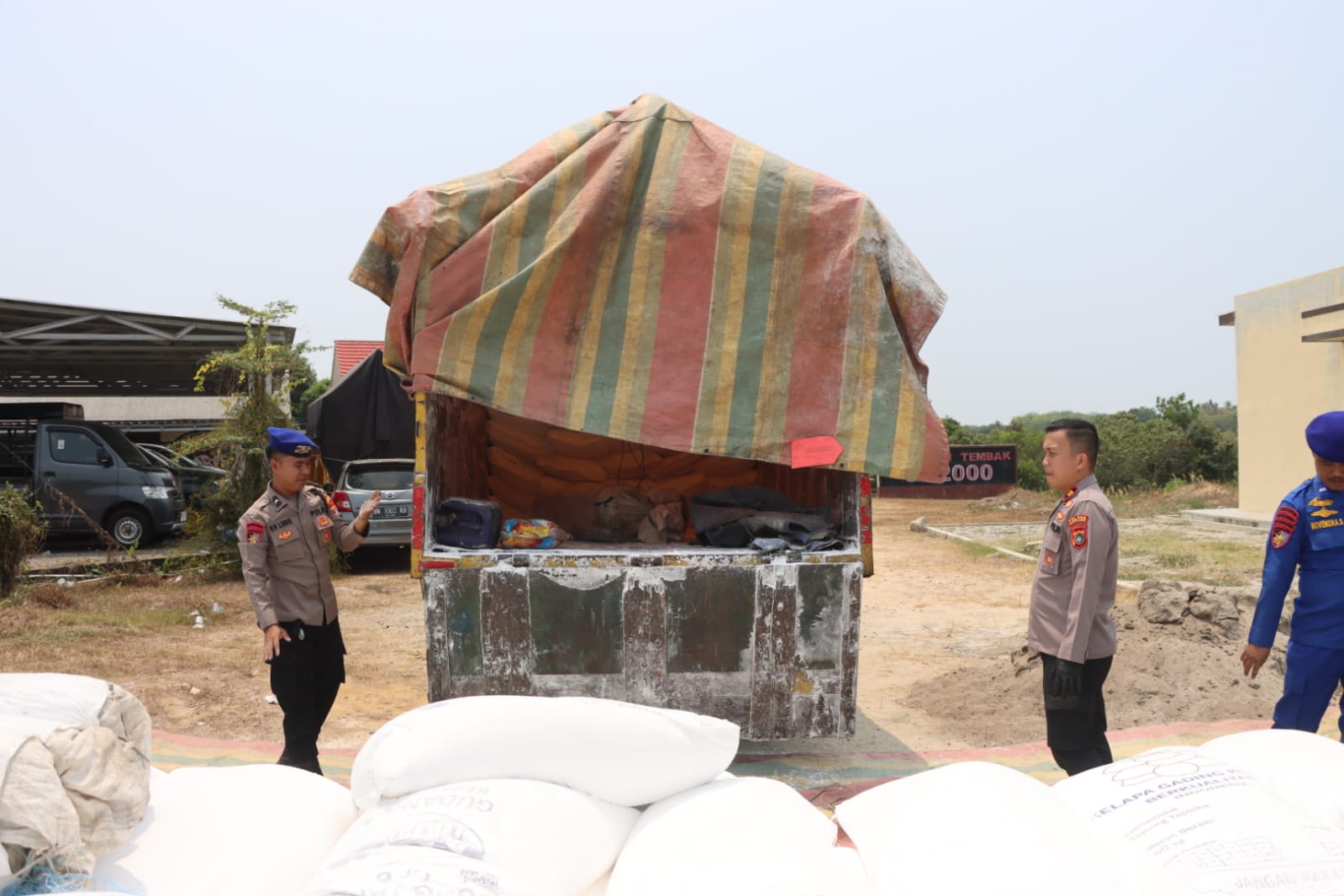Balok Timah Disembunyikan di Bawah Tepung