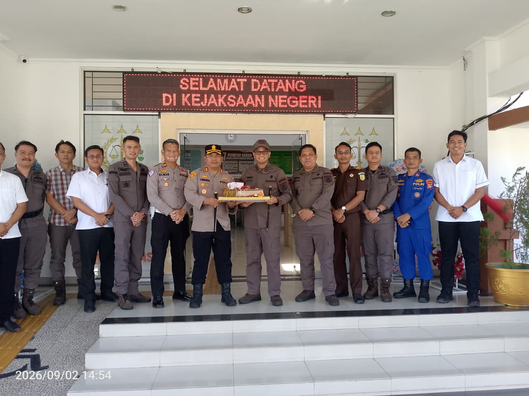 Kapolres Pimpin Pasukan Serbu Kejari Bateng