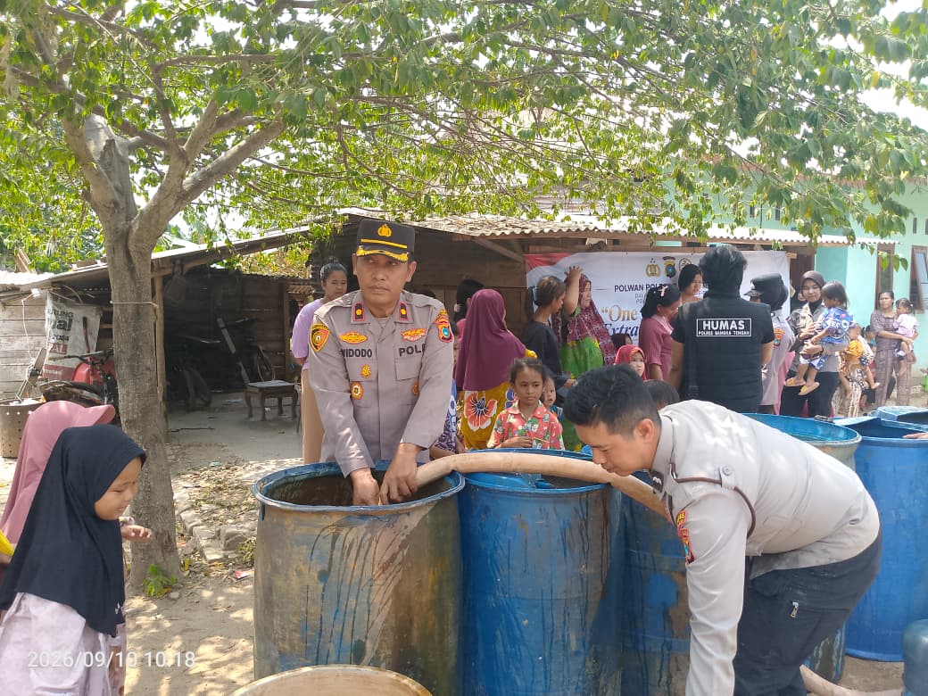 Polres Bangka Tengah Suplai Air Bersih ke Warga Nibung