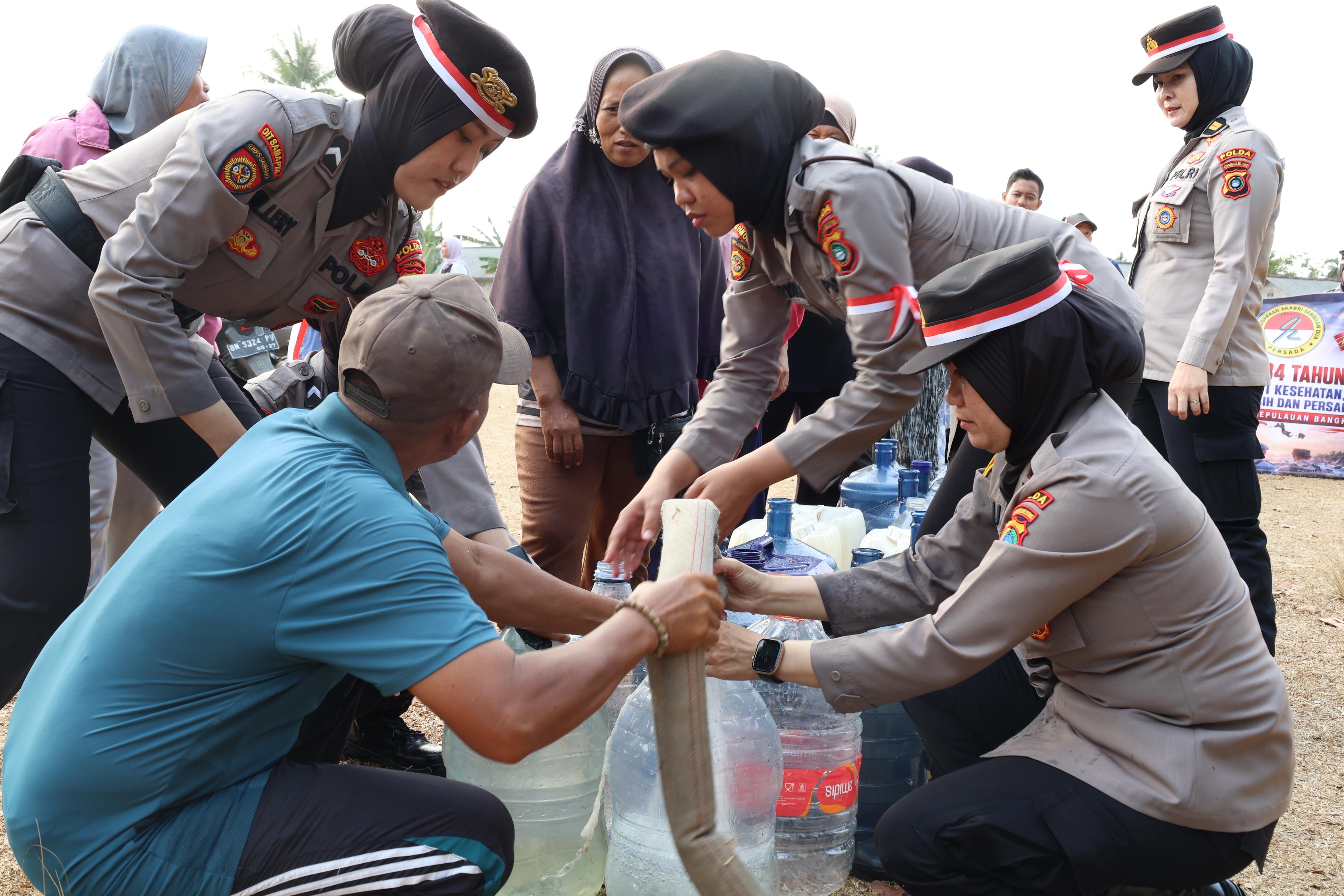 Bantuan Warga yang Kesulitan Akibat Musim Kemarau