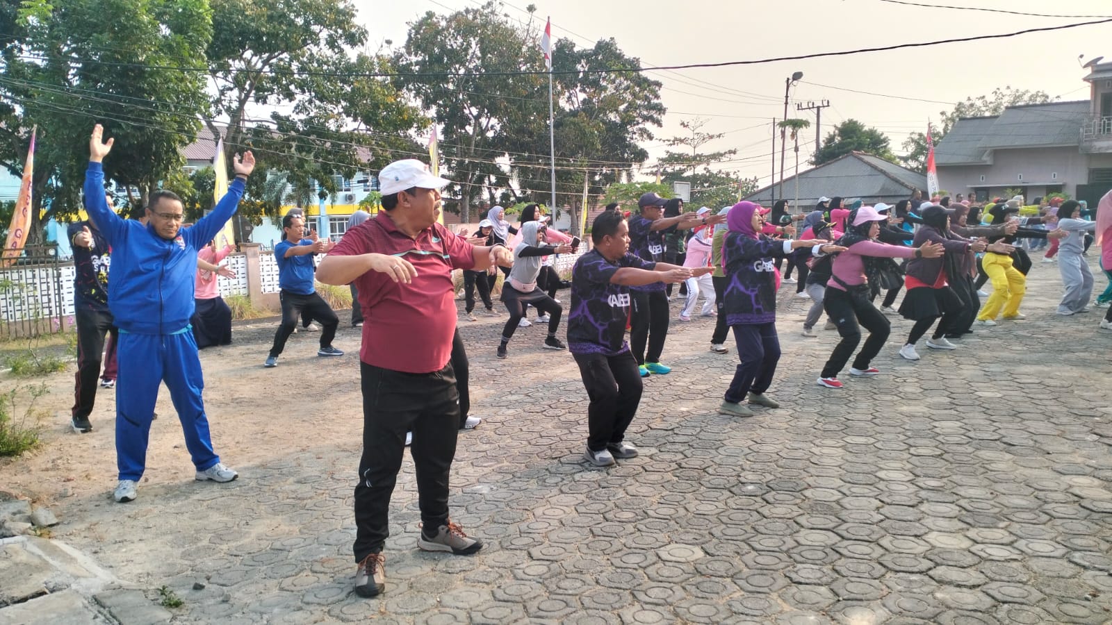 Irama Musik Menggema di Halaman Kantor Camat Gabek