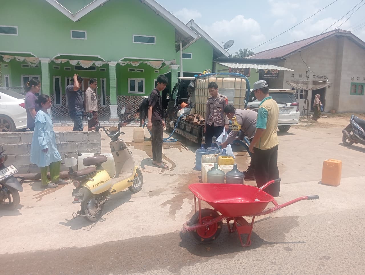 Salurkan 4 Ton Air Bersih untuk Warga
