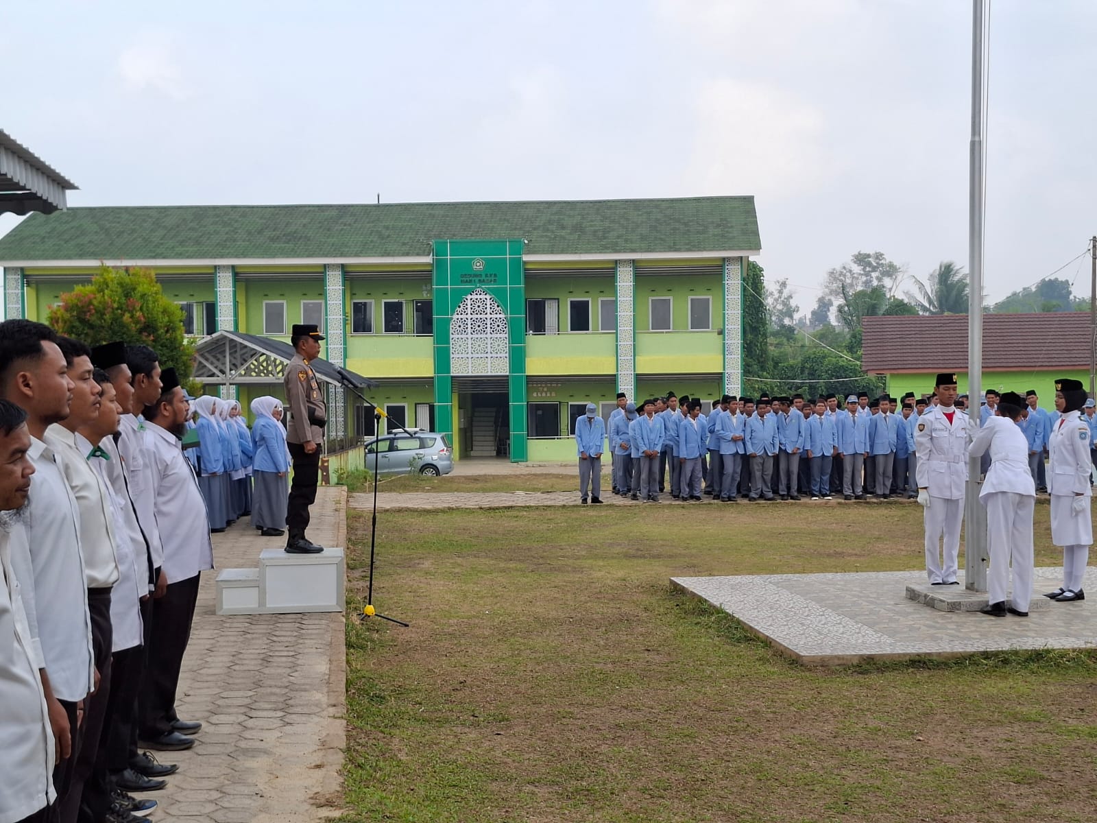 AKP Amri Jadi Pembina Upacara di MAN 1 Mentok