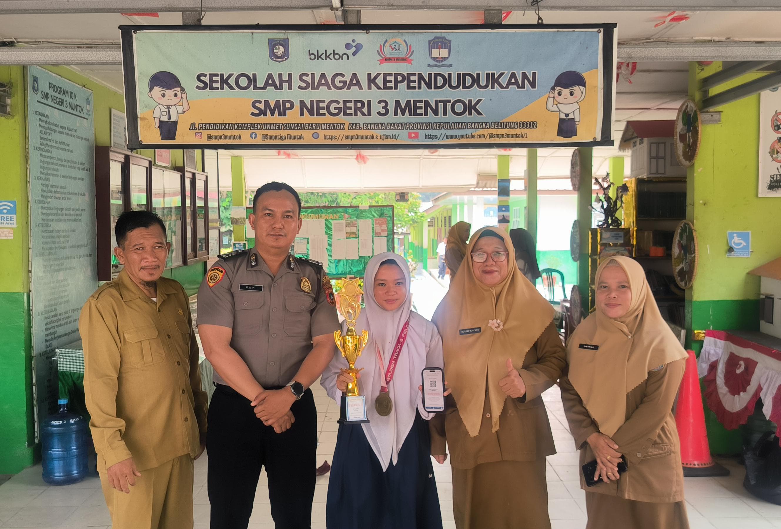 Polres Babar Dampingi Dua Siswa Berprestasi Daftar SMA KTB